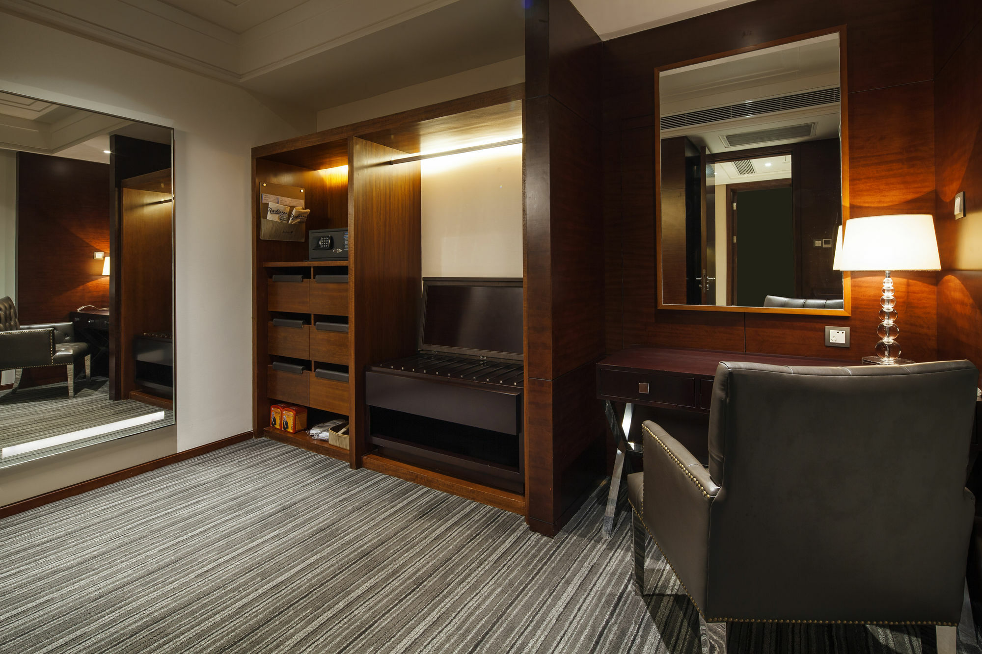 Radisson Blu Plaza Chongqing - Free 2 Bottle Of Local Beer Per Room During Stay Extérieur photo